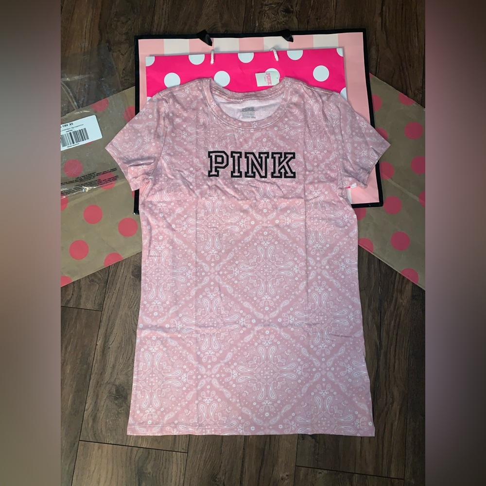 NIP VS PINK Size XS Pink Paisley Print Short Sleeve Tee.